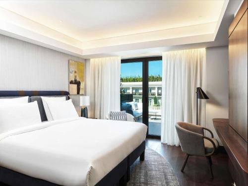 Habitación doble deluxe con cama grande y balcón del hotel Athens Capital Center -mgallery Collection. Foto 7