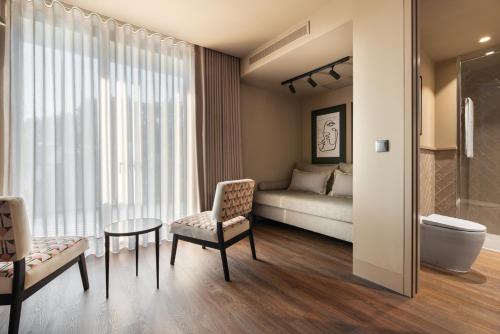 Suite Junior con balcón del hotel Exe Essenzia Porto