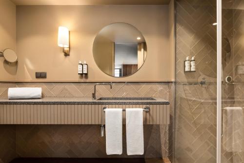 Suite Junior con balcón del hotel Exe Essenzia Porto. Foto 6