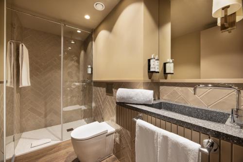 Suite Junior con balcón del hotel Exe Essenzia Porto. Foto 7