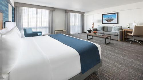 Suite con cama grande del hotel Caza Fisherman’s Wharf. Foto 4