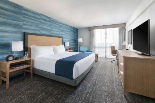 Habitación Doble Deluxe con cama grande adaptada para personas con movilidad reducida del hotel Caza Fisherman’s Wharf. Foto 1