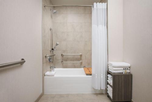 Habitación Doble Deluxe con cama grande adaptada para personas con movilidad reducida del hotel Caza Fisherman’s Wharf. Foto 4
