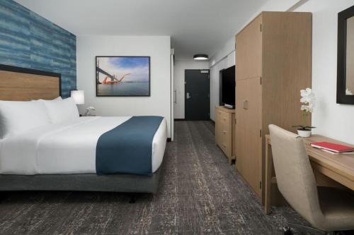 Habitación Doble Deluxe con cama grande adaptada para personas con movilidad reducida del hotel Caza Fisherman’s Wharf. Foto 5