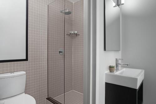 Habitación con cama grande del hotel The Baltic. Foto 3