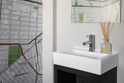 Habitación con cama grande del hotel The Baltic. Foto 6