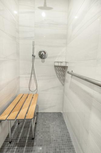 Habitación Premier adaptada para personas con discapacidad - 1 cama extragrande del hotel Artezen. Foto 2