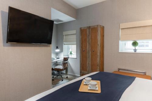 Habitación Deluxe con cama extragrande del hotel Artezen. Foto 6