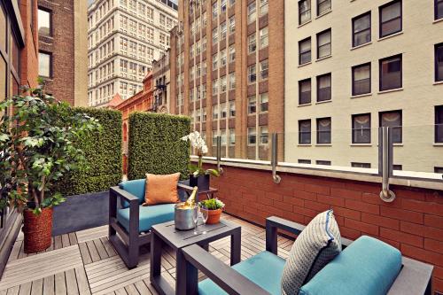 Habitación Deluxe con cama grande y terraza del hotel Artezen. Foto 3