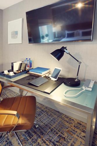 Habitación Deluxe con cama grande y terraza del hotel Artezen. Foto 4