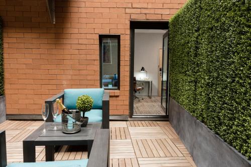 Habitación Deluxe con cama grande y terraza del hotel Artezen. Foto 7