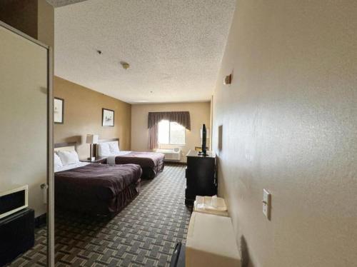 Standard 2 Double beds Accessible Non - smoking del hotel Fairbridge Inn and Suites Batavia - Darien Amusement Park