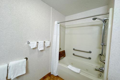 Standard 2 Double beds Accessible Non - smoking del hotel Fairbridge Inn and Suites Batavia - Darien Amusement Park. Foto 2