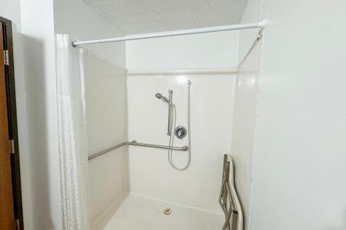 Standard King Accessible Non - Smoking del hotel Fairbridge Inn and Suites Batavia - Darien Amusement Park. Foto 3