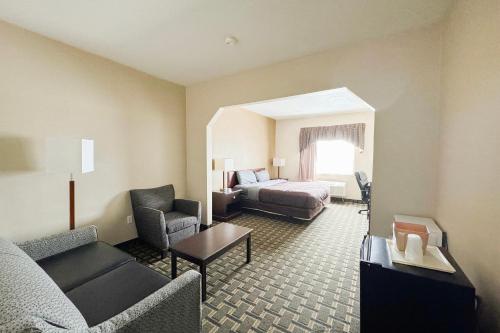 Premium King Bed with Pull Out Sofa del hotel Fairbridge Inn and Suites Batavia - Darien Amusement Park