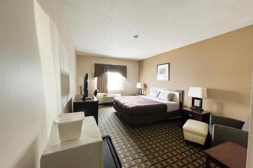 Deluxe King Bed Non smoking del hotel Fairbridge Inn and Suites Batavia - Darien Amusement Park