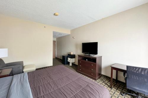 Deluxe King Bed Non smoking del hotel Fairbridge Inn and Suites Batavia - Darien Amusement Park. Foto 2