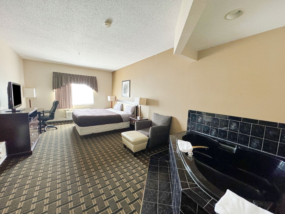 Habitación Signature, 1 cama de matrimonio grande, no fumadores, bañera de hidromasaje del hotel Fairbridge Inn and Suites Batavia - Darien Amusement Park