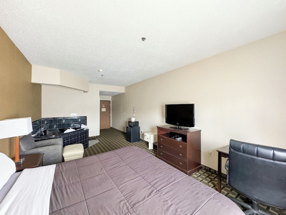 Habitación Signature, 1 cama de matrimonio grande, no fumadores, bañera de hidromasaje del hotel Fairbridge Inn and Suites Batavia - Darien Amusement Park. Foto 1