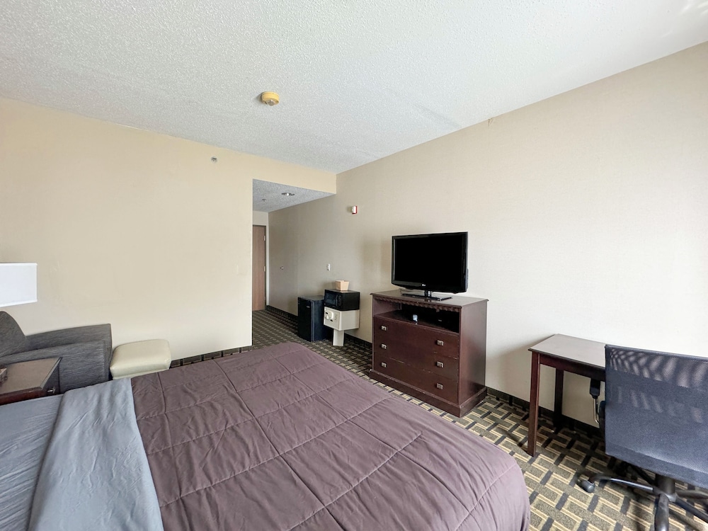 Habitación estándar, 1 cama de matrimonio grande, bañera accesible, no fumadores del hotel Fairbridge Inn and Suites Batavia - Darien Amusement Park. Foto 1