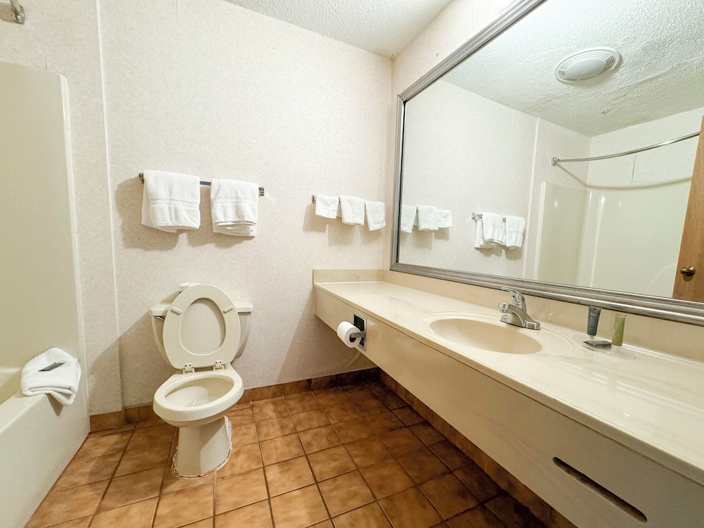 Habitación estándar, 2 camas dobles, bañera accesible, no fumadores del hotel Fairbridge Inn and Suites Batavia - Darien Amusement Park. Foto 6