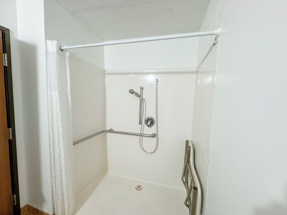 Habitación estándar, 1 cama de matrimonio grande, ducha adaptada, no fumadores del hotel Fairbridge Inn and Suites Batavia - Darien Amusement Park. Foto 3
