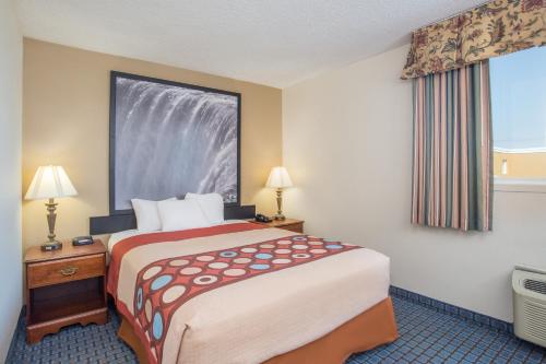Habitación - No fumadores - Cama grande del hotel Fairbridge Inn Express Buffalo Airport Williamsville