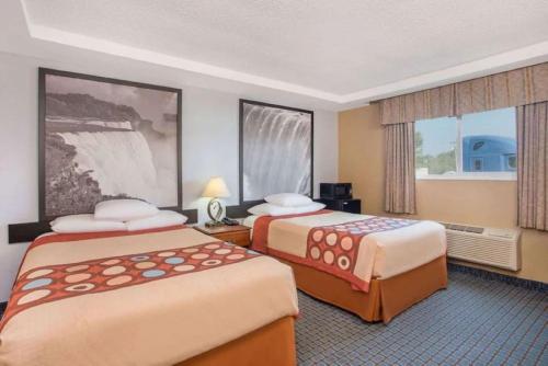 Habitación con 2 camas grandes del hotel Fairbridge Inn Express Buffalo Airport Williamsville. Foto 3