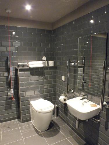 Habitación Triple adaptada para personas con movilidad reducida del hotel The Garrison. Foto 1