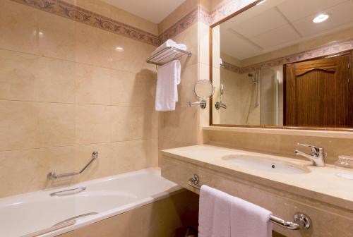 Habitación Doble - 1 o 2 camas del hotel Exe Reina Isabel. Foto 4