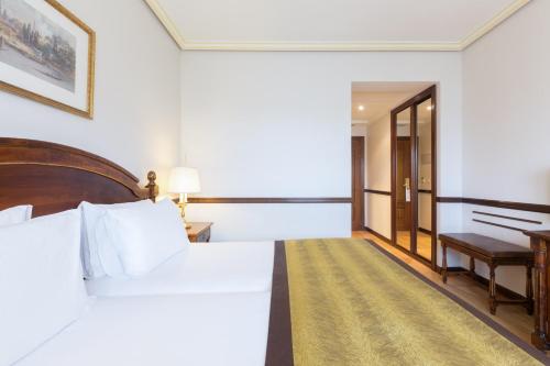Habitación Doble con aparcamiento - 1 o 2 camas del hotel Exe Reina Isabel. Foto 3