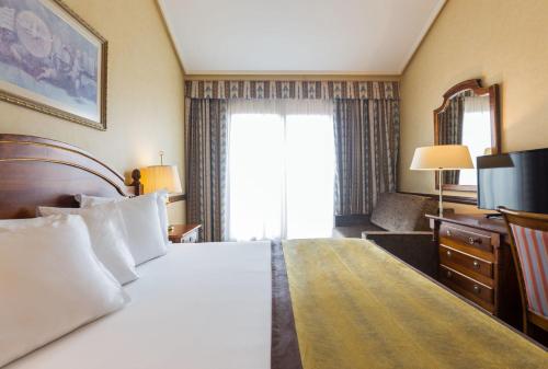 Habitación Doble con cama supletoria del hotel Exe Reina Isabel. Foto 1