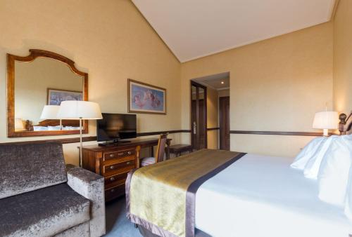 Habitación Doble con cama supletoria del hotel Exe Reina Isabel. Foto 2