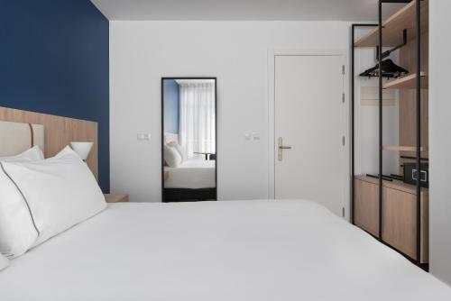 Habitación Doble Deluxe con balcón del hotel Exe Vigo. Foto 1