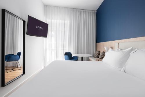 Habitación Doble Deluxe con balcón del hotel Exe Vigo. Foto 5
