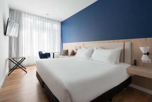 Habitación Doble Deluxe con balcón del hotel Exe Vigo. Foto 6