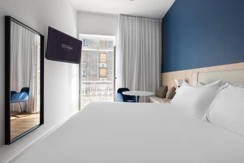 Habitación Doble Deluxe con balcón del hotel Exe Vigo. Foto 8