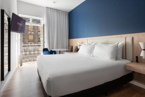Habitación Doble Deluxe con balcón del hotel Exe Vigo. Foto 10