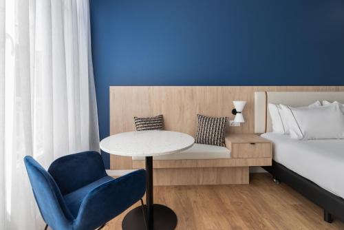 Habitación Doble Deluxe con balcón del hotel Exe Vigo. Foto 11