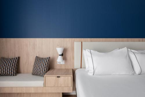 Habitación Doble Deluxe con balcón del hotel Exe Vigo. Foto 12
