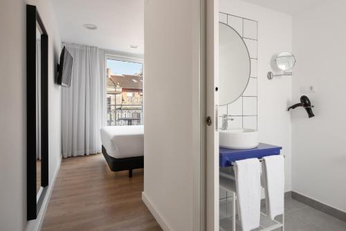 Habitación Doble Deluxe con terraza del hotel Exe Vigo. Foto 1