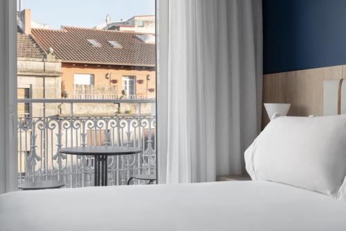 Habitación Doble Deluxe con terraza del hotel Exe Vigo. Foto 3