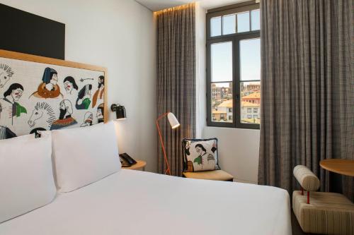 Habitación Doble Superior con vistas a la ciudad - Cama doble grande del hotel Se Catedral Porto, Tapestry Collection By Hilton