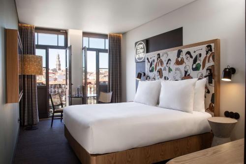 Habitación Doble Superior con vistas a la ciudad - Cama doble grande del hotel Se Catedral Porto, Tapestry Collection By Hilton. Foto 3