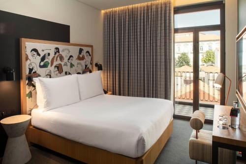 Habitación Superior con vistas a la ciudad - Cama grande del hotel Se Catedral Porto, Tapestry Collection By Hilton. Foto 3