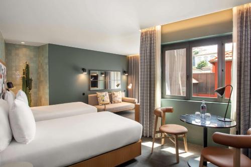 Suite Junior Doble - 2 camas del hotel Se Catedral Porto, Tapestry Collection By Hilton. Foto 2