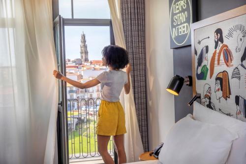 Habitación Doble Superior con vistas a la ciudad - Cama doble grande del hotel Se Catedral Porto, Tapestry Collection By Hilton. Foto 5