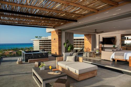 Suites Paramount Preferred Club con cama extragrande y vistas al mar del hotel Secrets Moxché Playa del Carmen - Adults Only