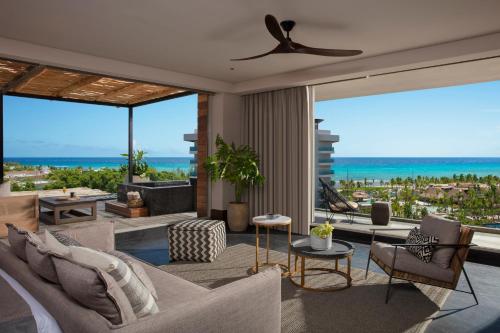 Suites Paramount Preferred Club con cama extragrande y vistas al mar del hotel Secrets Moxché Playa del Carmen - Adults Only. Foto 1