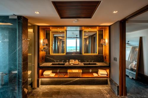 Suites Paramount Preferred Club con cama extragrande y vistas al mar del hotel Secrets Moxché Playa del Carmen - Adults Only. Foto 3